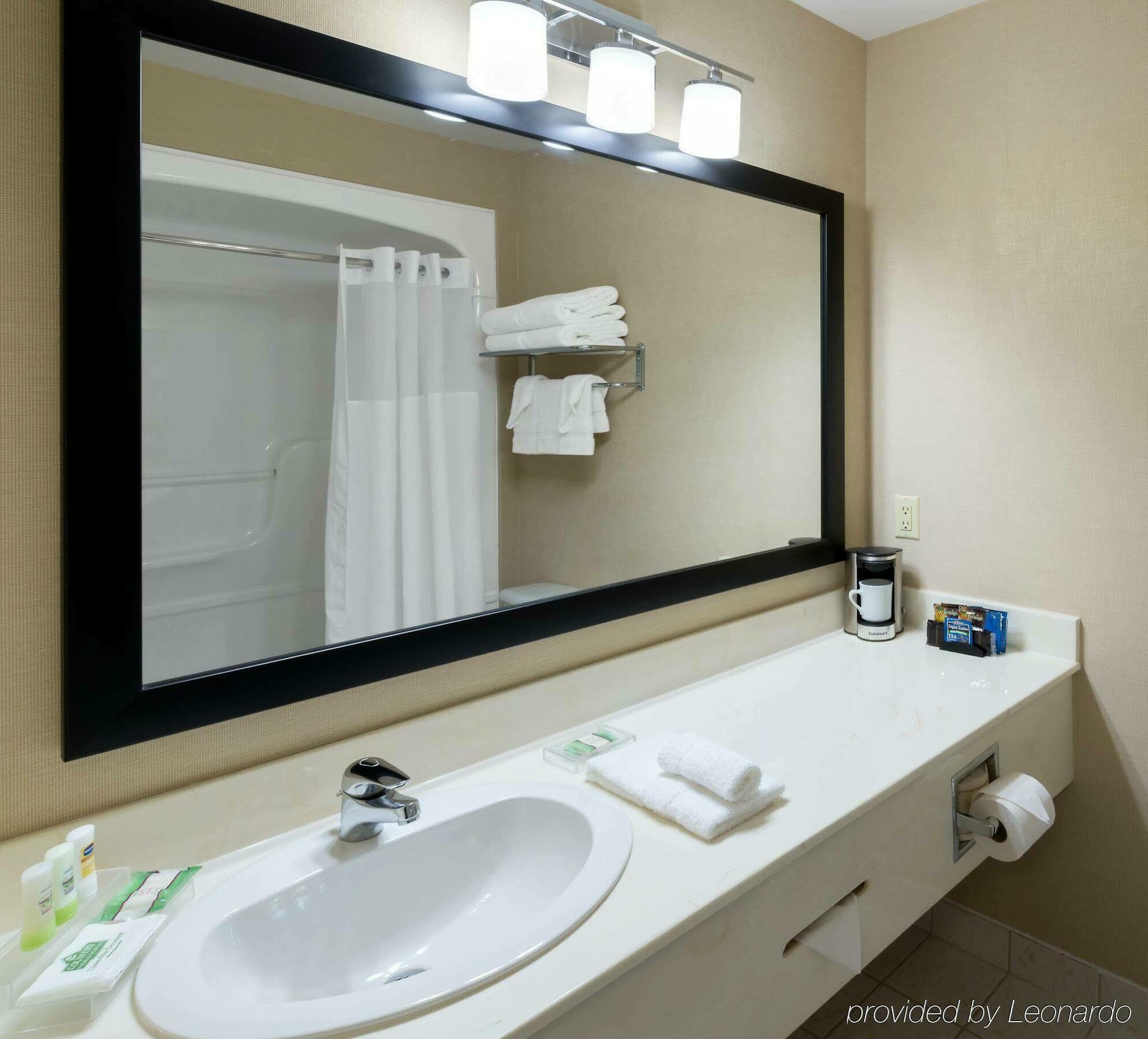 Quality Inn & Suites Όκβιλ Εξωτερικό φωτογραφία